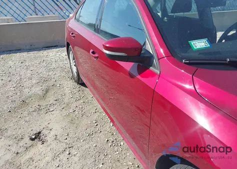 2015 Volkswagen Passat 1.8T S z USA, uszkodzony, nr VIN 1VWAT7A32FC010384